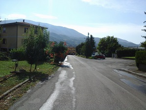 a strada bagnata con raggi di sole